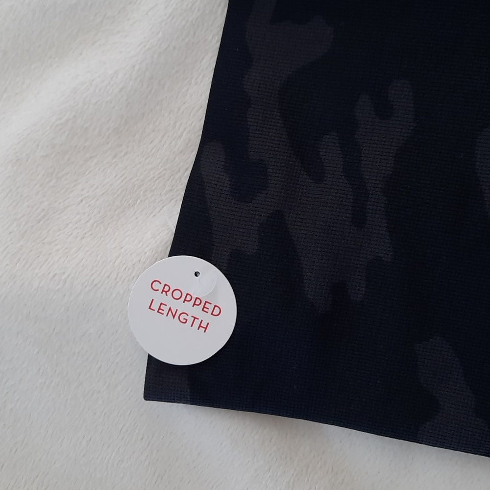 SPANX Look at Me Now crop seemless leggings in black camo - Picture 7 of 11